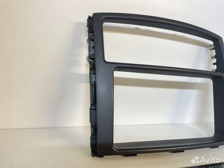 Рамка магнитолы Mitsubishi Pajero 4 Паджеро