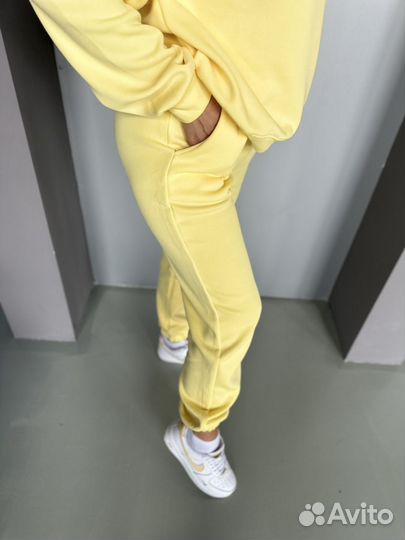 Спортивный женский костюм