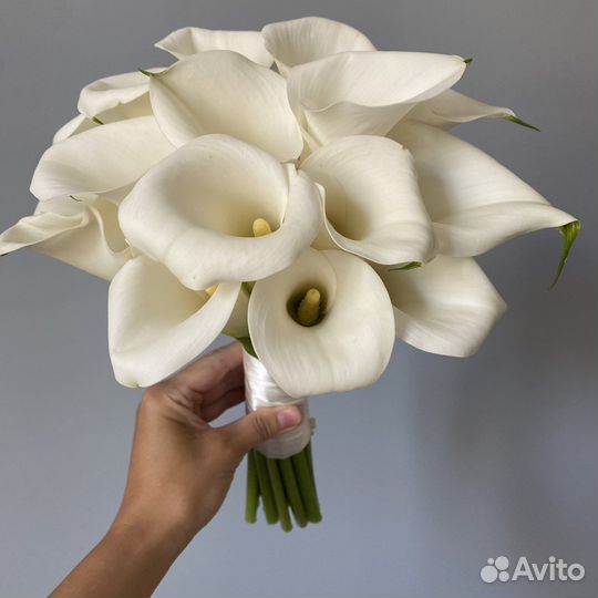 Букет невесты каллы белые