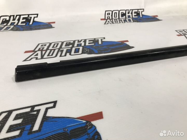 Уплотнитель стекла двери задней левой Porsche