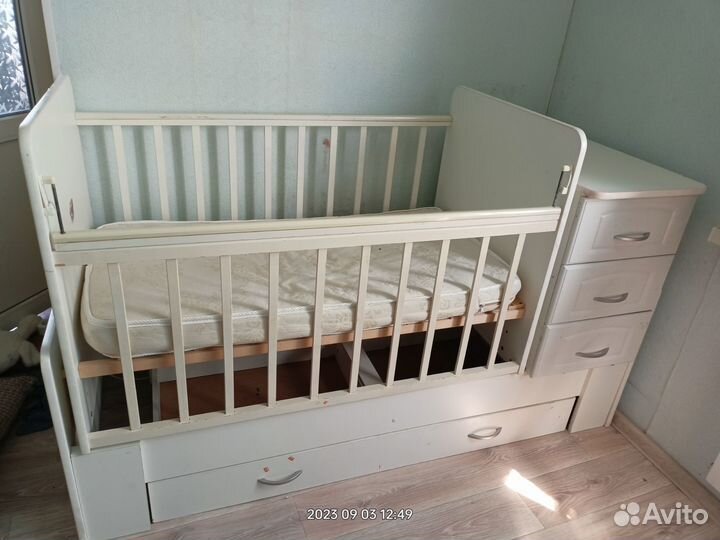 Детская кроватка с маятником и ящиком