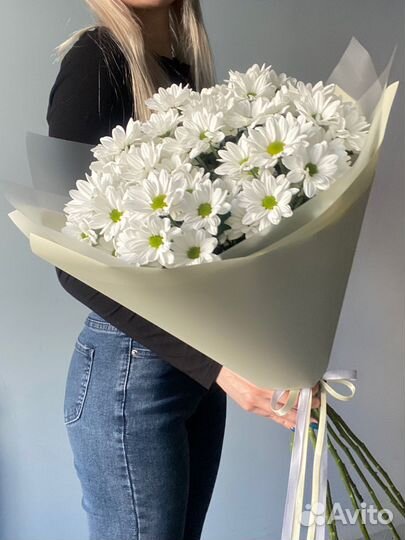 9 белых хризантем букетом