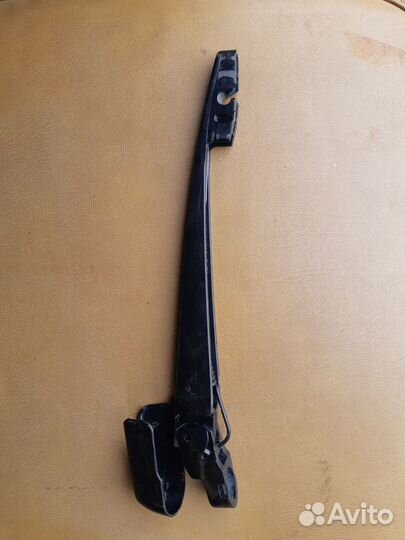 Поводок заднего стеклоочистителя