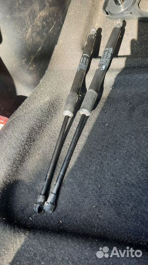 Амортизаторы крышки багажника Renault Duster