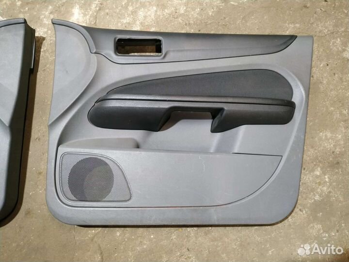 Обшивка передней двери Форд Фокус 2