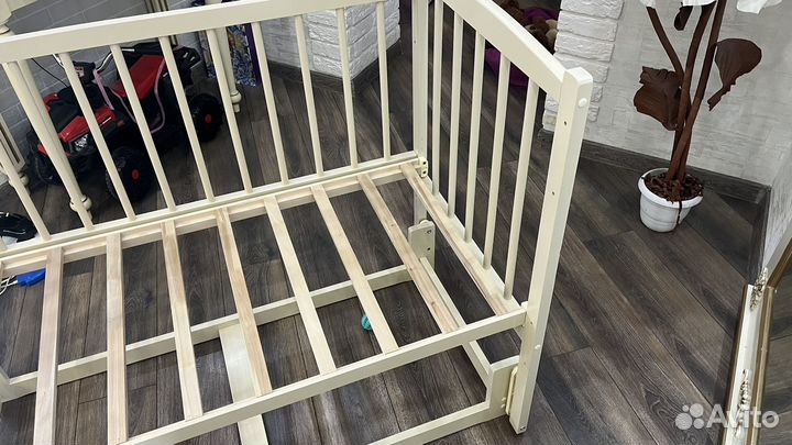 Детская кроватка с продольным маятником