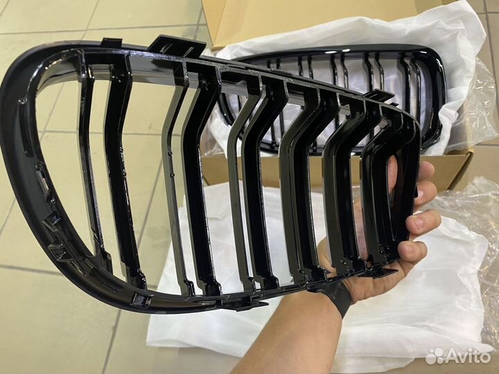 Решетка радиатора BMW E90 черный глянец