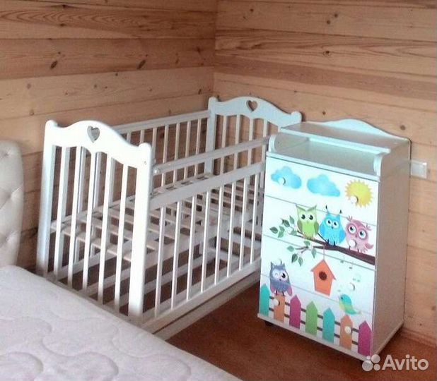 Детская кроватка и комод с пеленальным столиком