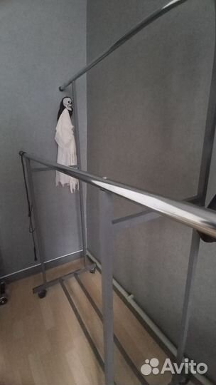 Вешалка напольная на колесах