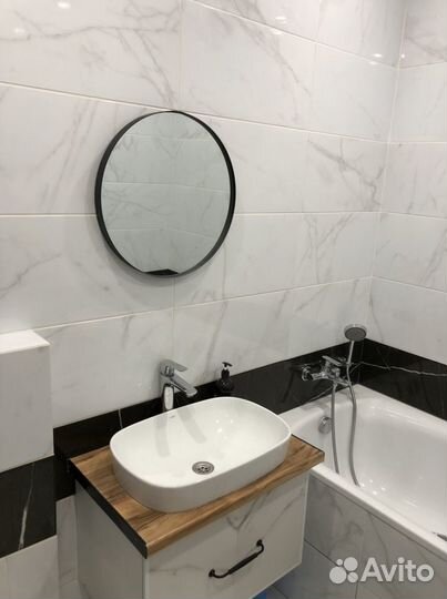 Круглое зеркало в металической оправе