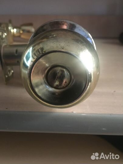 Дверные ручки с защелкой