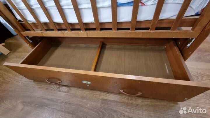 Детская кроватка с маятником, матрасом и бортиками