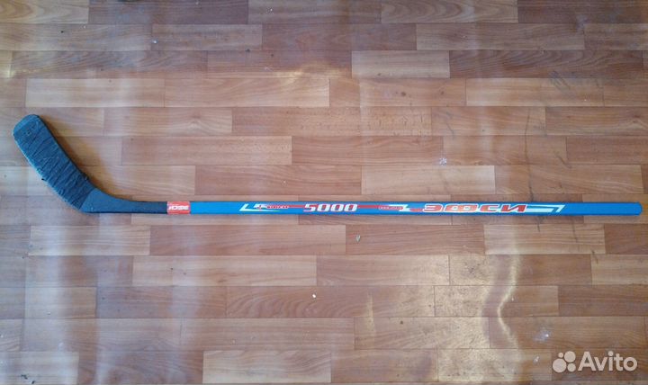 Лыжи с палками и клюшка