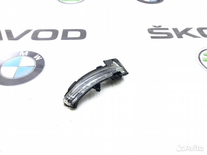 Поворотник зеркала заднего вида правый Skoda