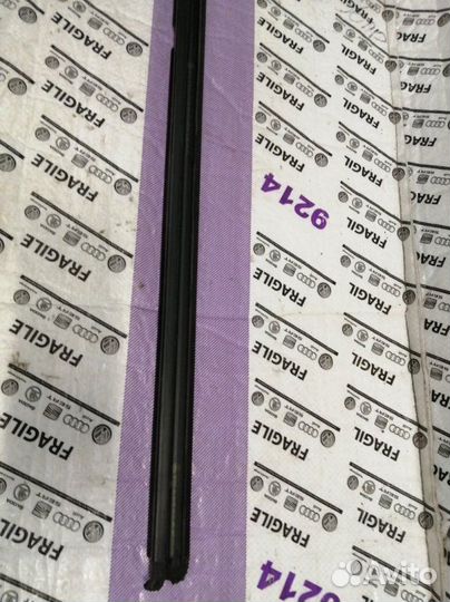 Уплотнитель стекла двери задний Volkswagen Tiguan