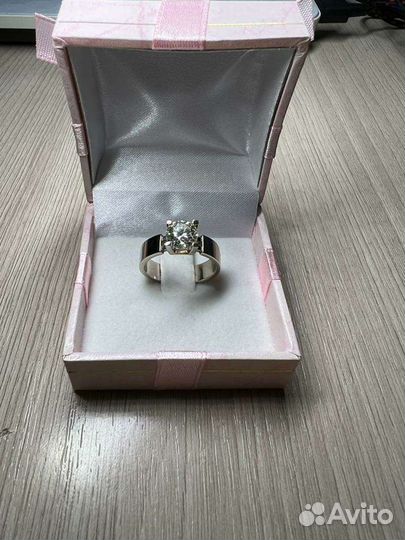 Кольцо с бриллиантом