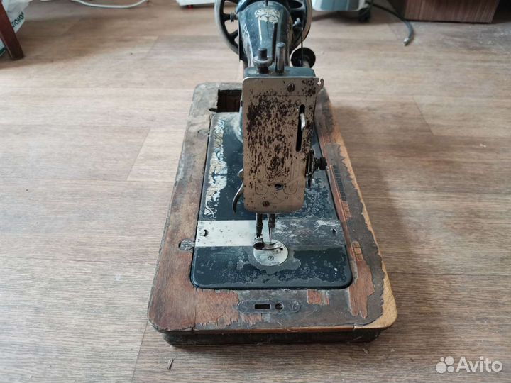 Старинная швейная машинка