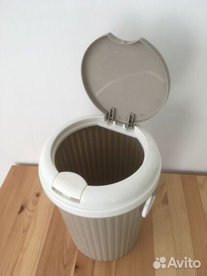 Мусорное ведерко с крышкой автоматом