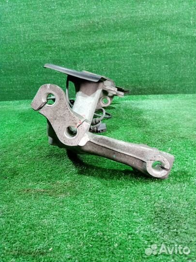 Кулак поворотный передний правый Audi A4 8E B7 ALT