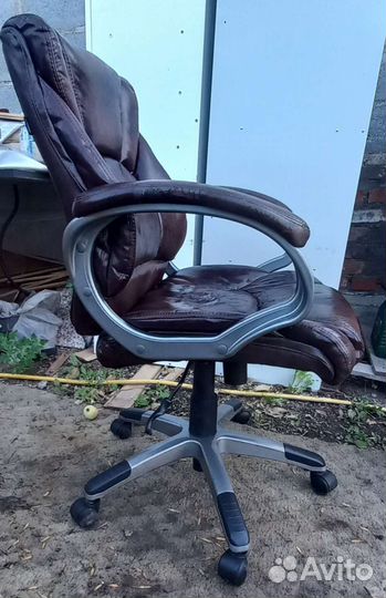 Офисное кресло руководителя бу