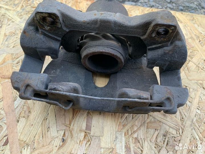 Суппорт передний левый Opel Astra L35 Z13DTH 2008