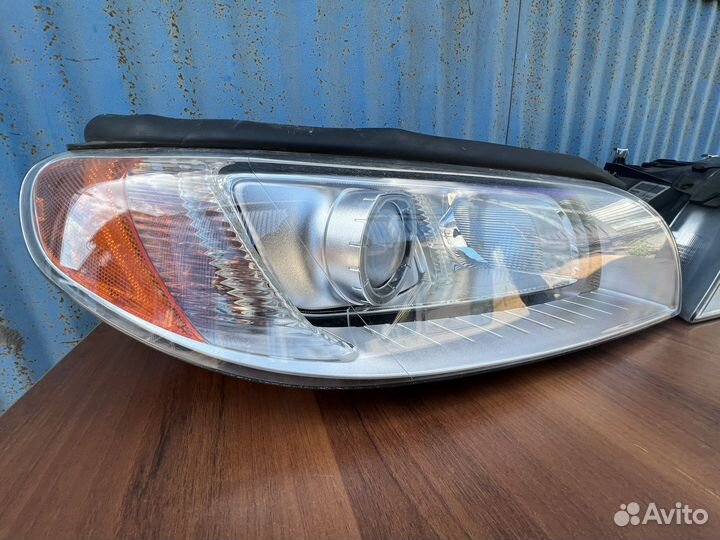 Фара Volvo XC70 ксенон