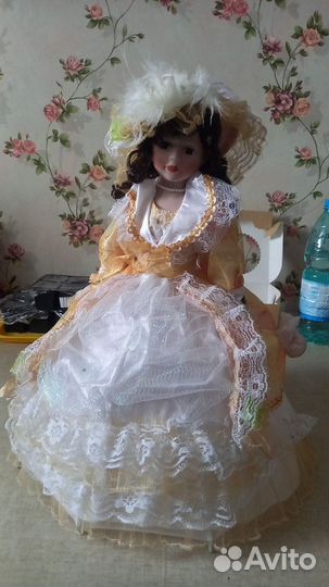 Кукла фарфоровая
