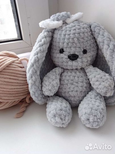Плюшевый заяц вязаный