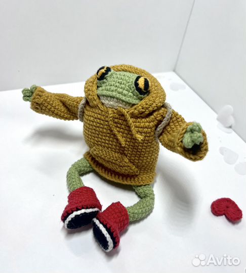 Вязаная лягушка Хьюго ручная работа