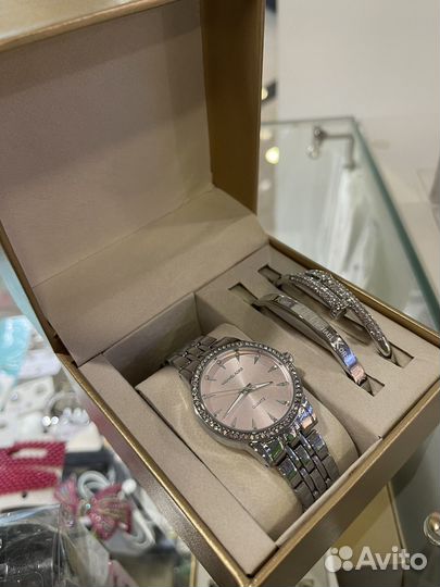 Подарочный набор часов и браслетов