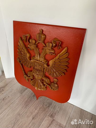 Резной герб России из дерева