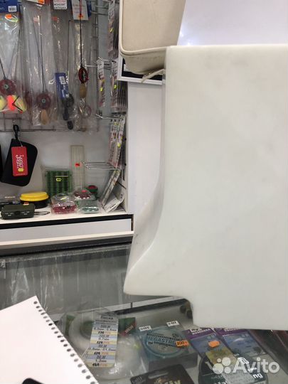 Сиденье-контейнер с сухим отсеком для лодки