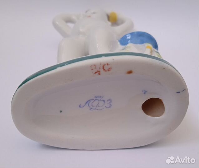 Фарфоровая статуэтка 