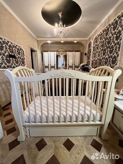 Детская кроватка с маятником