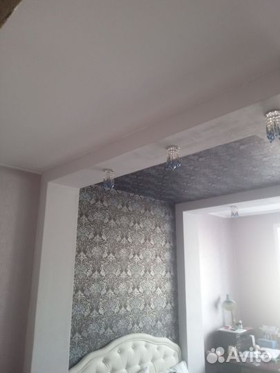 Клеить обои