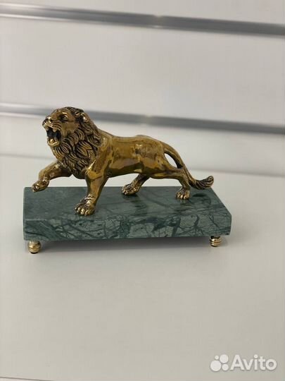 Фигура на камне - лев