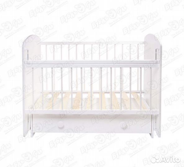 Детская кроватка с маятником
