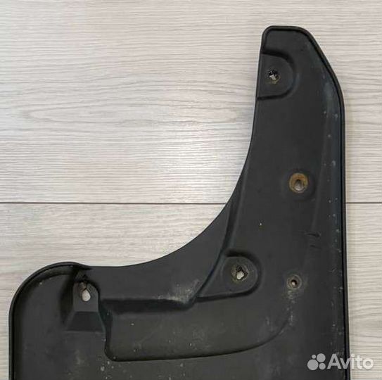 Брызговик задний левый Toyota Hilux