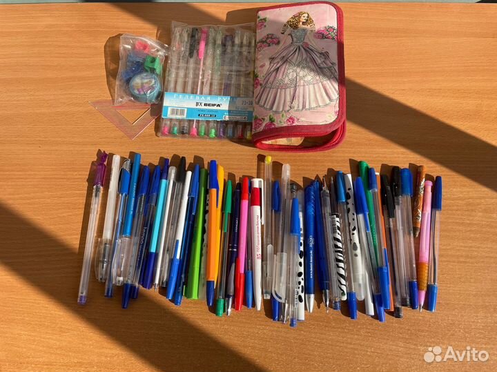 Канцелярия: ручки,пенал,точилки,подставка для книг