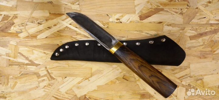 Нож охотничий заточку держит