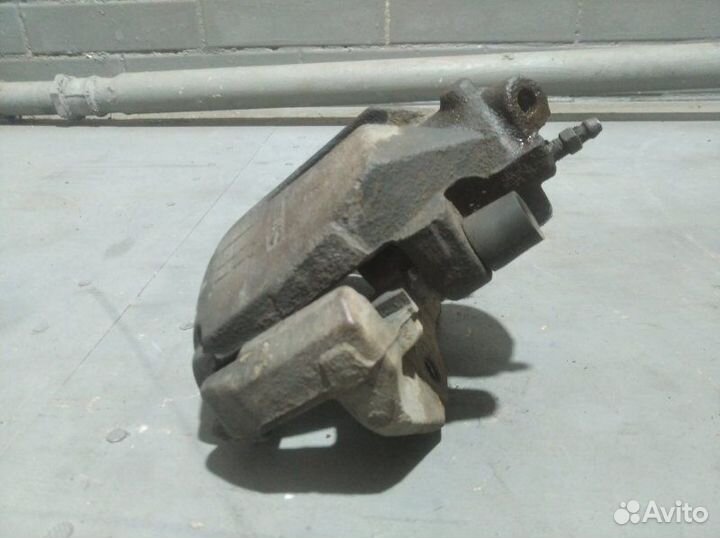 Суппорт тормозной передний левый Ford Focus 2