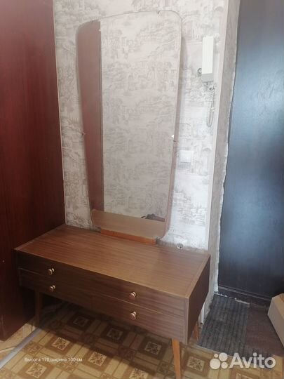 Трюмо с зеркалом