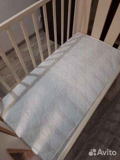 Детская кроватка с маятником