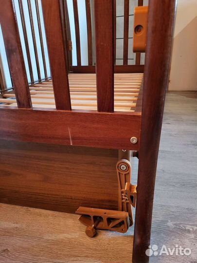 Детская кроватка с маятником и ящиком