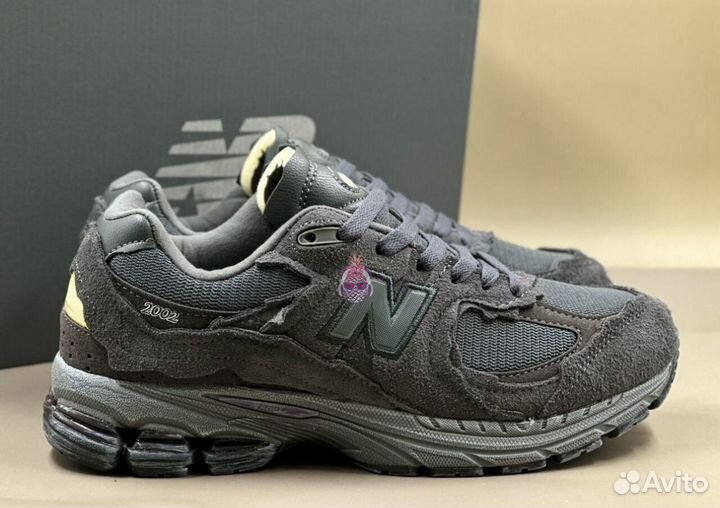 Кроссовки New Balance 2002R темные