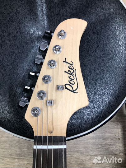 Электрогитара стратокастер белая