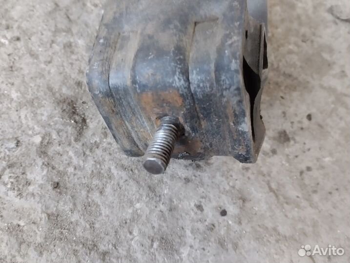 Кронштейн крепления двигателя Volkswagen Passat B2