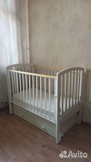 Детская кроватка с универсальным маятником