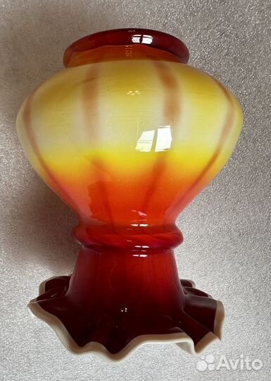 Яркая вазочка завода Красный май