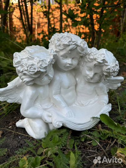 Фигура 3 ангела с книгой